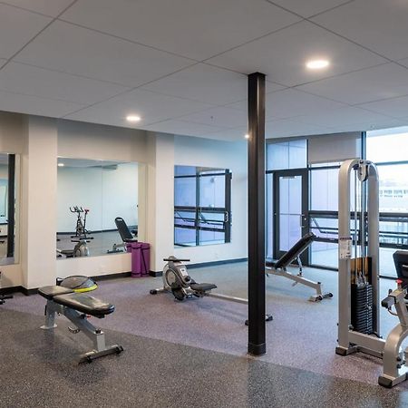 Flexhome Skywalk To Fiserv U4 With Rooftop, Gym, And Parking Milwaukee Exterior photo