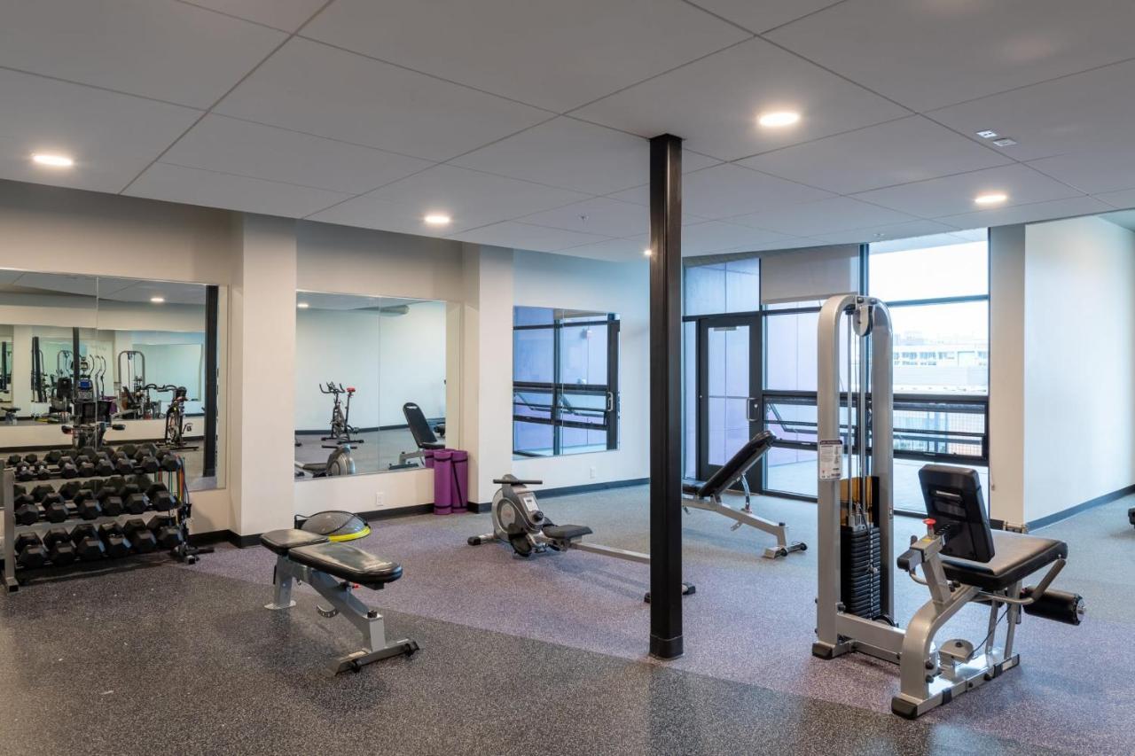 Flexhome Skywalk To Fiserv U4 With Rooftop, Gym, And Parking Milwaukee Exterior photo