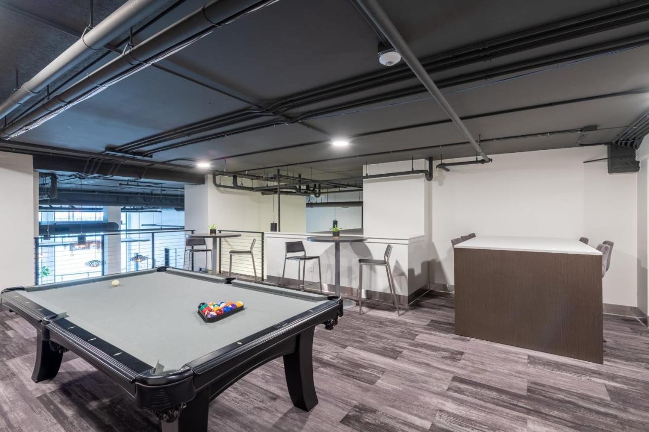 Flexhome Skywalk To Fiserv U4 With Rooftop, Gym, And Parking Milwaukee Exterior photo