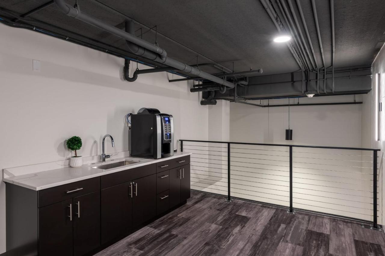 Flexhome Skywalk To Fiserv U4 With Rooftop, Gym, And Parking Milwaukee Exterior photo