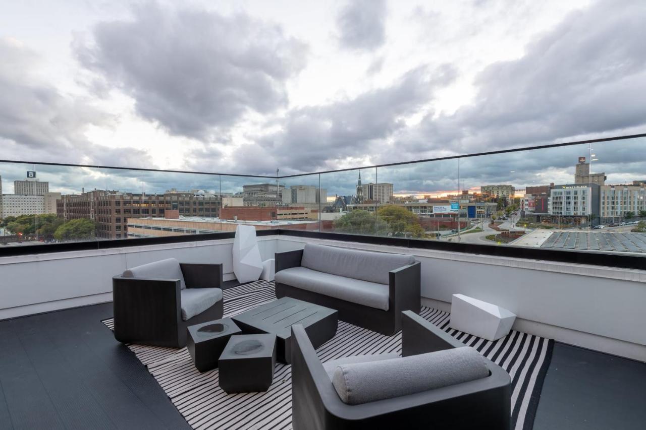 Flexhome Skywalk To Fiserv U4 With Rooftop, Gym, And Parking Milwaukee Exterior photo