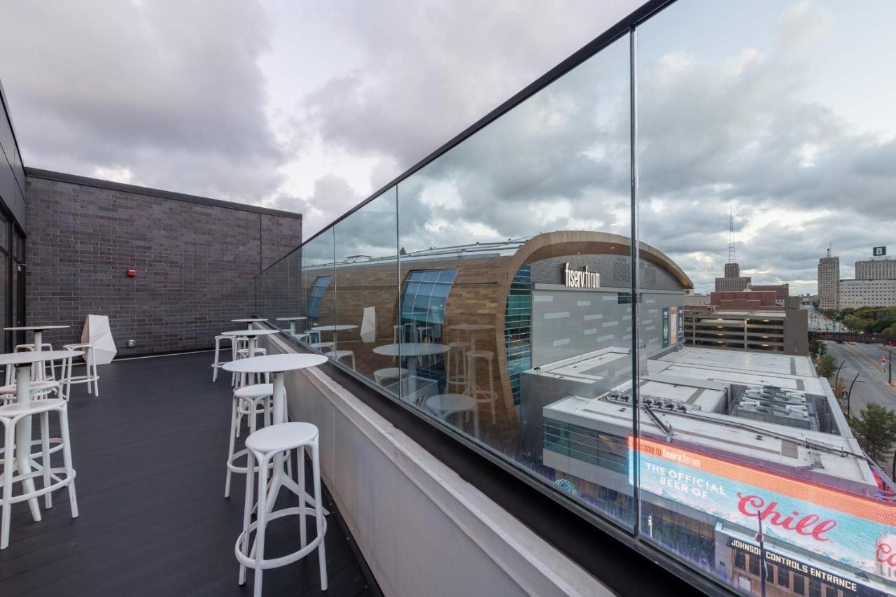 Flexhome Skywalk To Fiserv U4 With Rooftop, Gym, And Parking Milwaukee Exterior photo